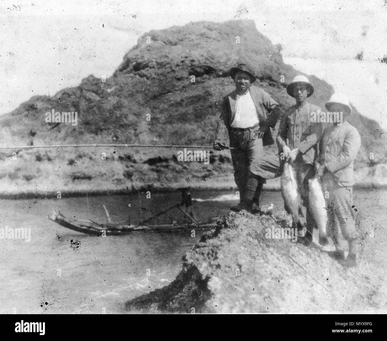 中文: 攝於鳳鼻頭山仔頭前礁石上 . early 1940s. Unknown 1 Fishing 