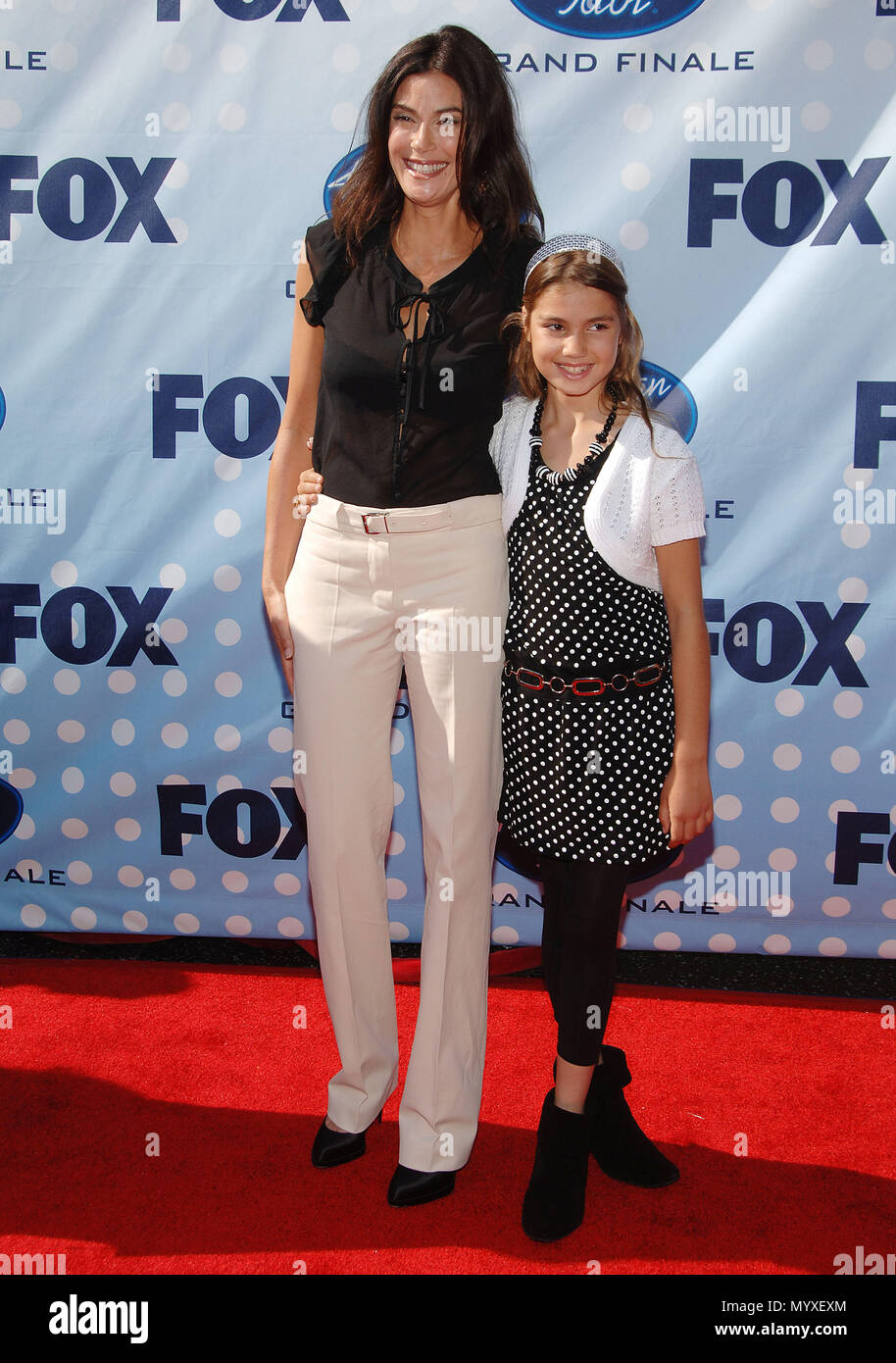 morgenmad længde bar Teri Hatcher and daughter arriving at the AMERICAN IDOL Grand Final at the  Kodak Theatre In Los Angeles. full length smile HatcherTeri daughter 253  Event in Hollywood Life - California, Red Carpet