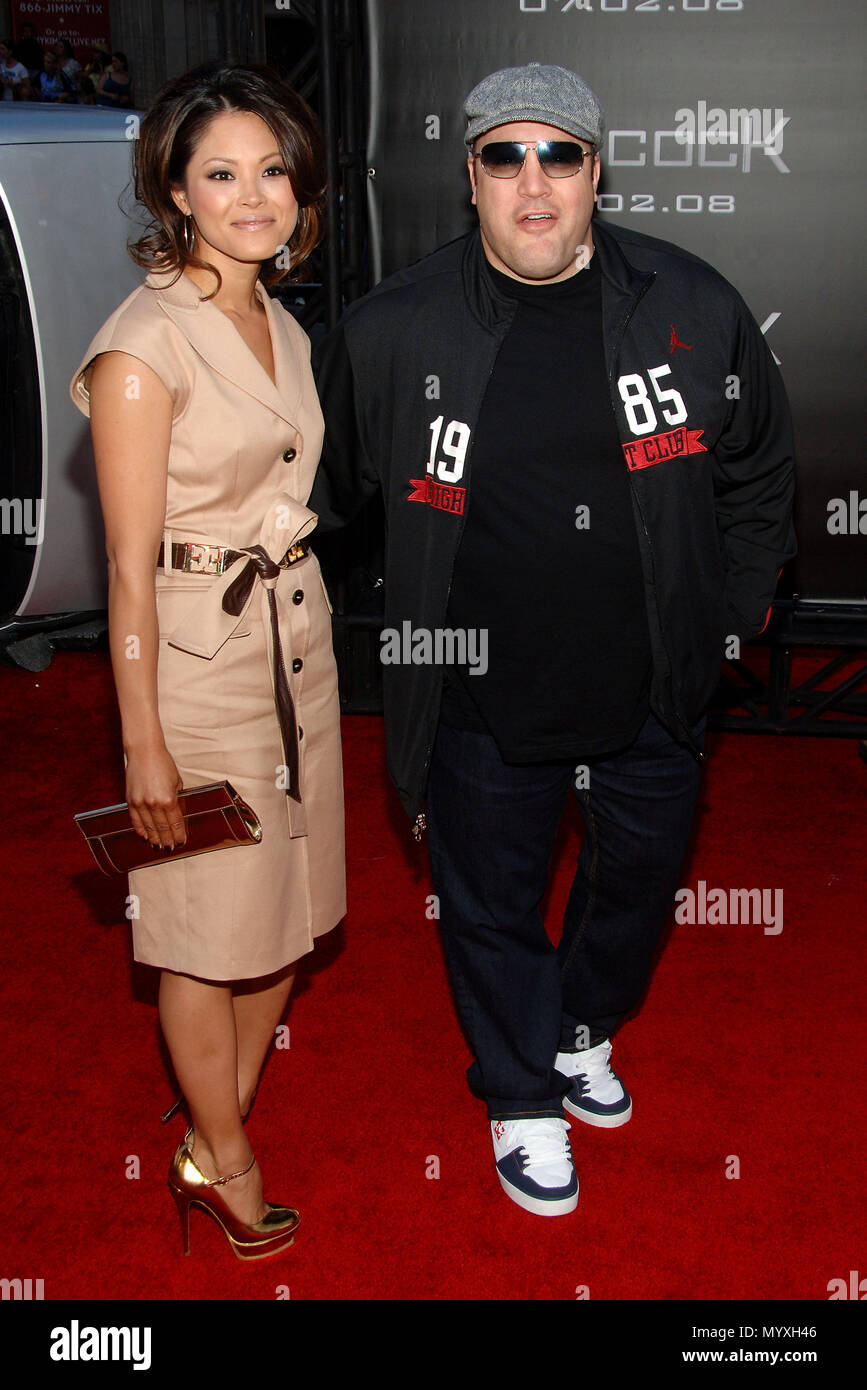 Kevin Smith and wife Steffiana De La Cruz  -  Hancock LA premiere at the Chinese Theatre In Los Angeles.  full length eye contact smileJamesKevin Steffiana De La Cruz 51  Event in Hollywood Life - California, Red Carpet Event, USA, Film Industry, Celebrities, Photography, Bestof, Arts Culture and Entertainment, Celebrities fashion, Best of, Hollywood Life, Event in Hollywood Life - California, Red Carpet and backstage, Music celebrities, Topix, Couple, family ( husband and wife ) and kids- Children, brothers and sisters inquiry tsuni@Gamma-USA.com, Credit Tsuni / USA, 2006 to 2009 Stock Photo