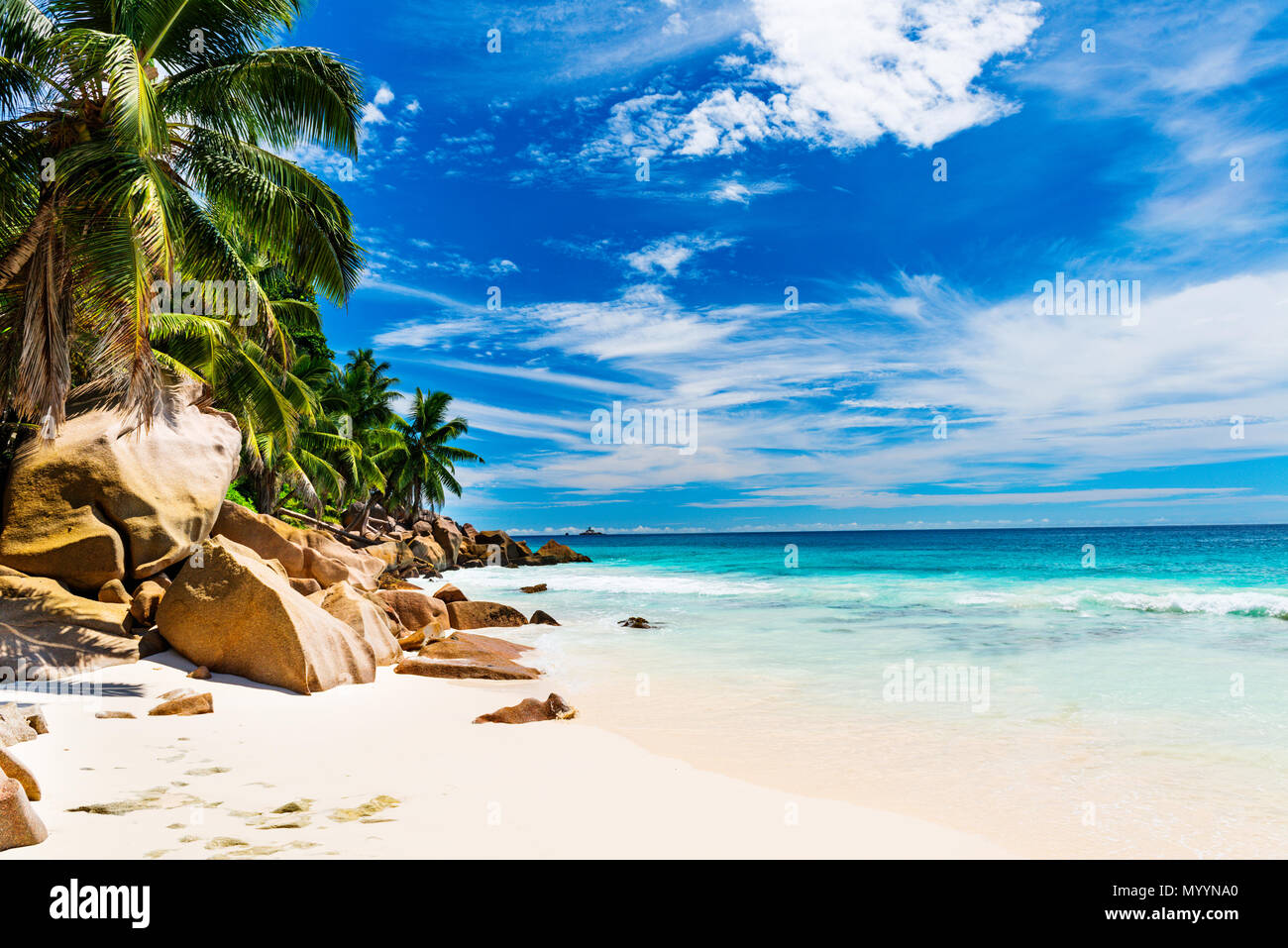 Sunny seascape exotic shore beach hi-res stock photography and images ...
