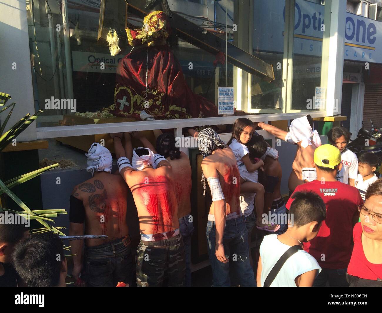 P Paterno St Quiapo Manila Metro Manila Philippines 25th Mar 2016 Men With Covered Faces Performed The Brutal Ritual Of Self Flagellation On The Streets Of Quiapo Manila On Good Friday Believing That