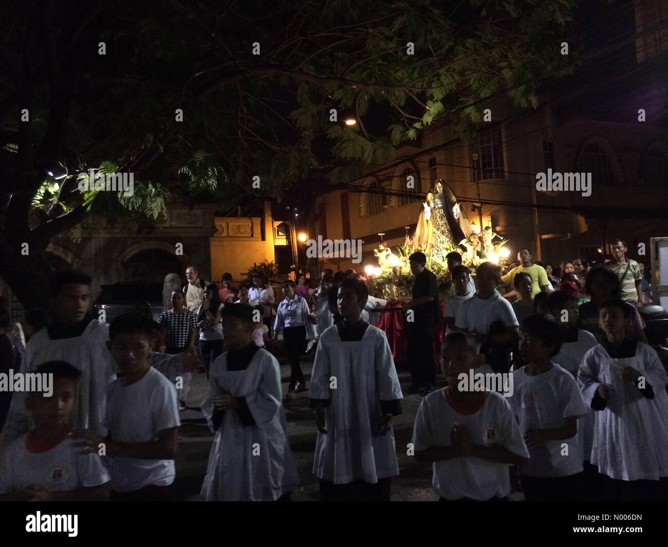 General Luna St, Intramuros, Manila, Metro Manila, Philippines. 27th Mar, 2016. 'Salubong' which means 'meeting'  is a Filipino way of celebrating Easter Sunday. This is a pre-dawn ritual that reenacts the Risen Christ's meeting with His mother, Mary. Credit:  Sherbien Dacalanio/StockimoNews/Alamy Live News Stock Photo