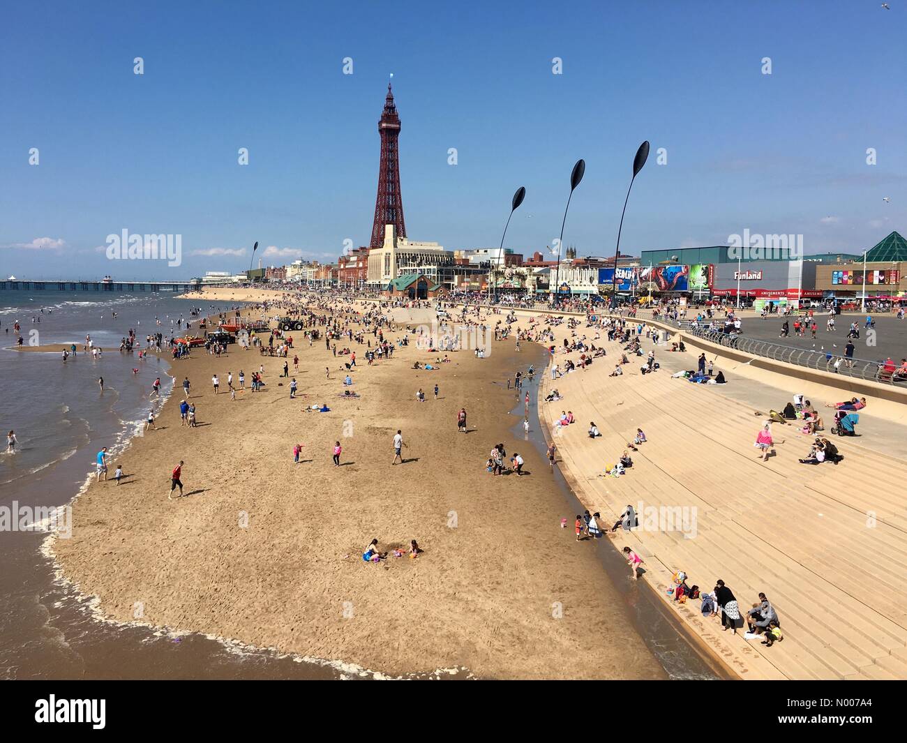 Busy beach blackpool hires stock photography and images Alamy
