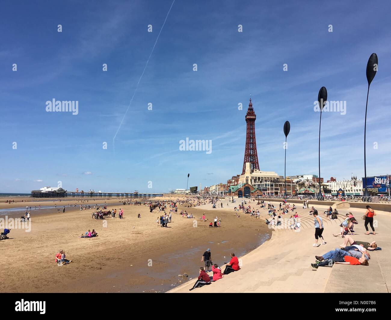 Busy beach blackpool hires stock photography and images Alamy