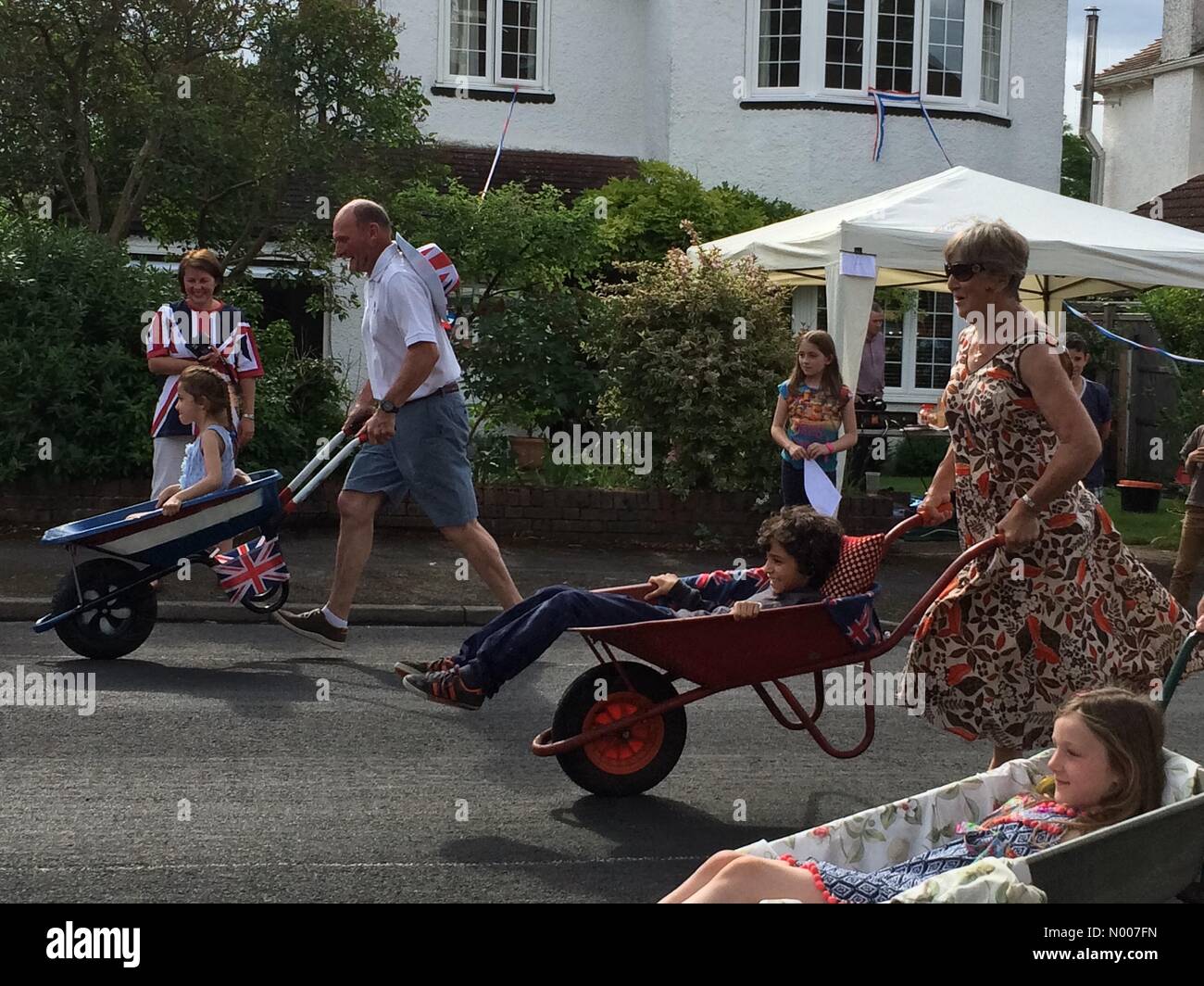 Cornwall Rd, Sutton, Greater London, UK. 11th June, 2016. Wheelbarrow