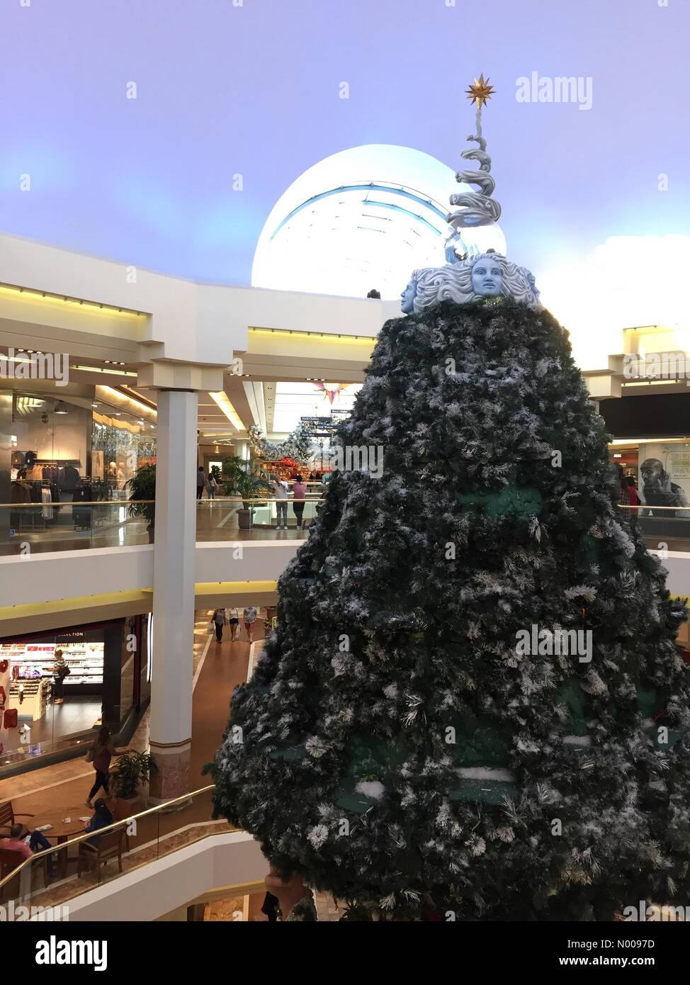 Bear St, Costa Mesa, California, USA. 05th Nov, 2016. Christmas tree adorns  the South Coast Plaza mall in Orange County, California. Credit: Kanwarjit  Singh Boparai/StockimoNews/Alamy Live News Stock Photo - Alamy