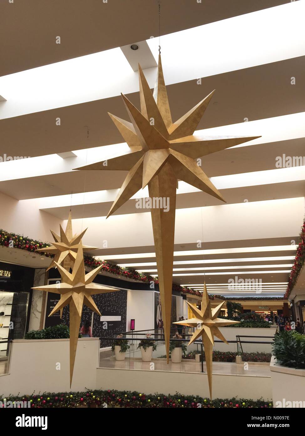 Bear St, Costa Mesa, California, USA. 05th Nov, 2016. Christmas tree adorns  the South Coast Plaza mall in Orange County, California. Credit: Kanwarjit  Singh Boparai/StockimoNews/Alamy Live News Stock Photo - Alamy