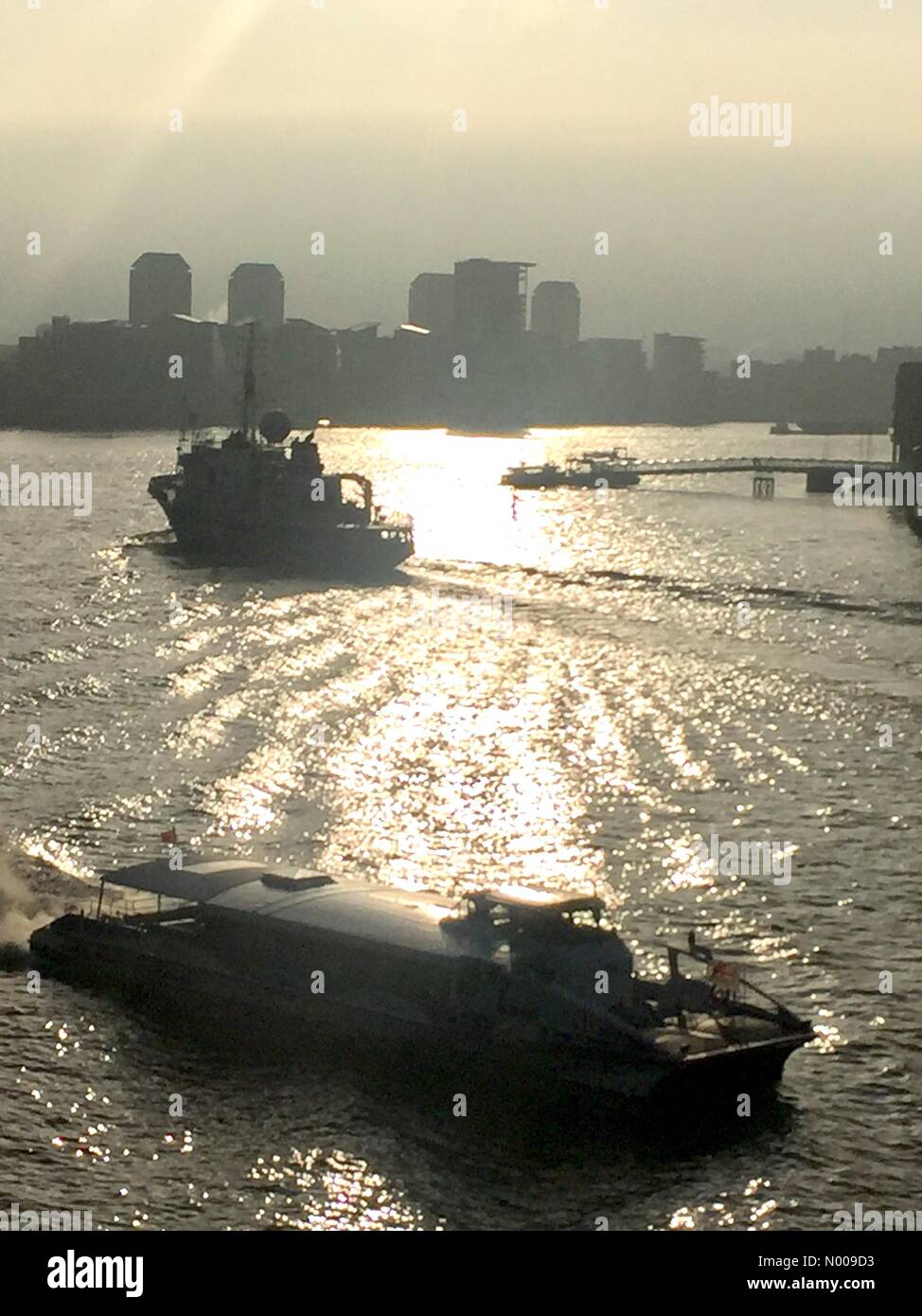 Narrow St, London, UK. 26th Nov, 2016. A clipper and The Greenpeace's largest vessel Esperanza pass on The Thames in early morning sunshine, which dramatically bounces off The Shard. Credit:  Glenn Sontag/StockimoNews/Alamy Live News Stock Photo