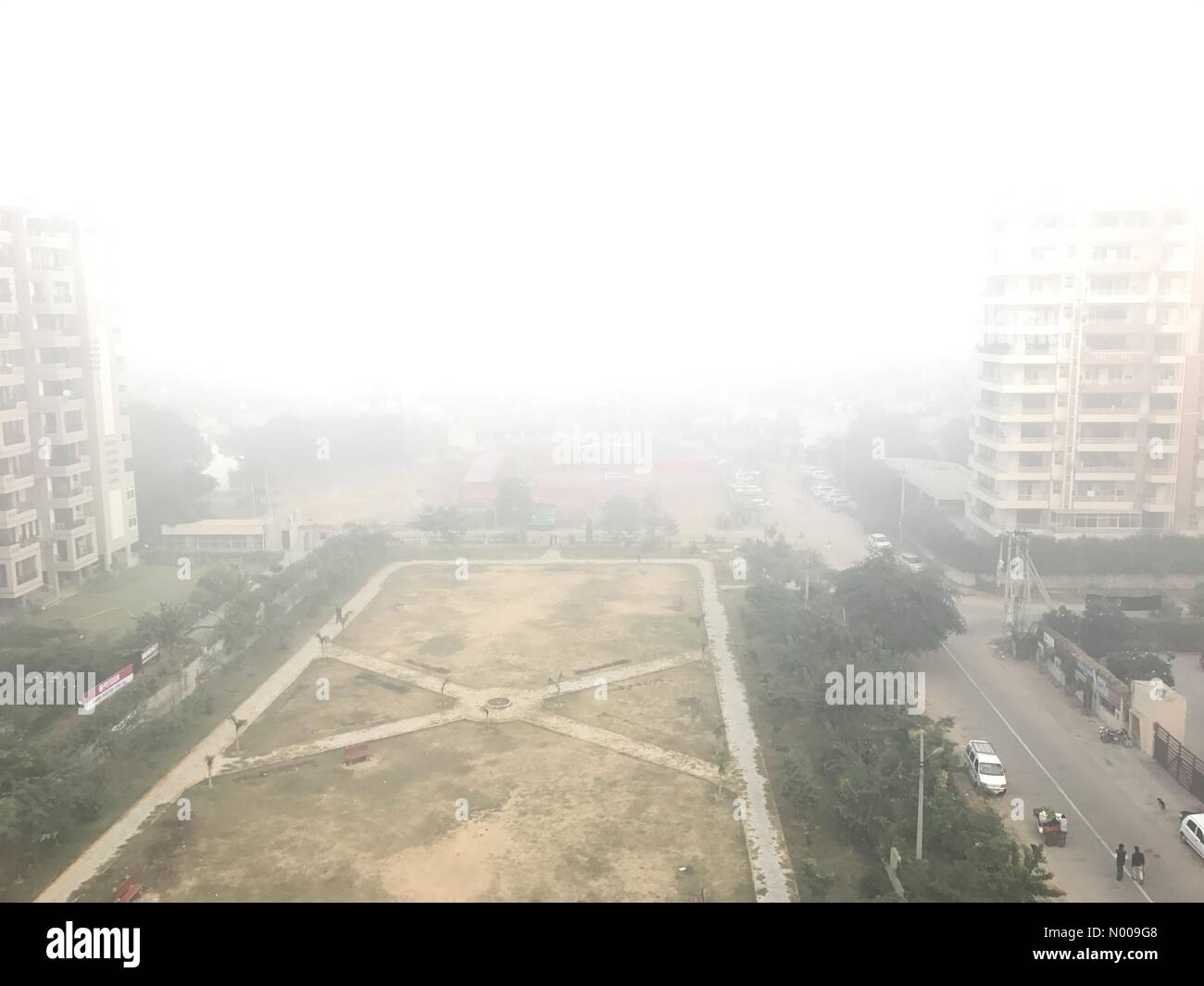 Sarswati Kunj II, Wazirabad, Sector 52, Gurugram, Haryana, India. 30th Nov, 2016. First foggy day of the winter season in North India (New Delhi area) Credit:  Mayank Yadav/StockimoNews/Alamy Live News Stock Photo