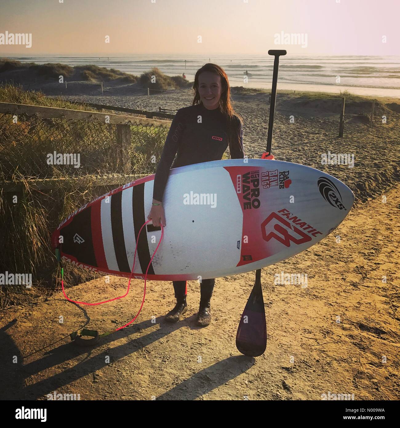 W Strand, West Wittering, Chichester, UK. 17th Dec, 2016. UK Weather: sun and waves at W. Wittering, W Sussex. UK weather Dec 17th 2016: sunshine and waves at West Wittering beach. UK paddleboarding champion Holly Bassett enjoying the conditions. © jamesjagger/StockimoNews/Alamy Live News Stock Photo