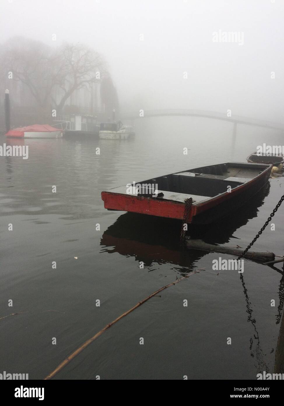 Twickenham, Middlesex, UK. 30th Dec, 2016. Boat moored in mist by eel pie island bridge twickenham Middlesex Credit: Tricia de Courcy Ling / StockimoNews/Alamy Live News Stock Photo