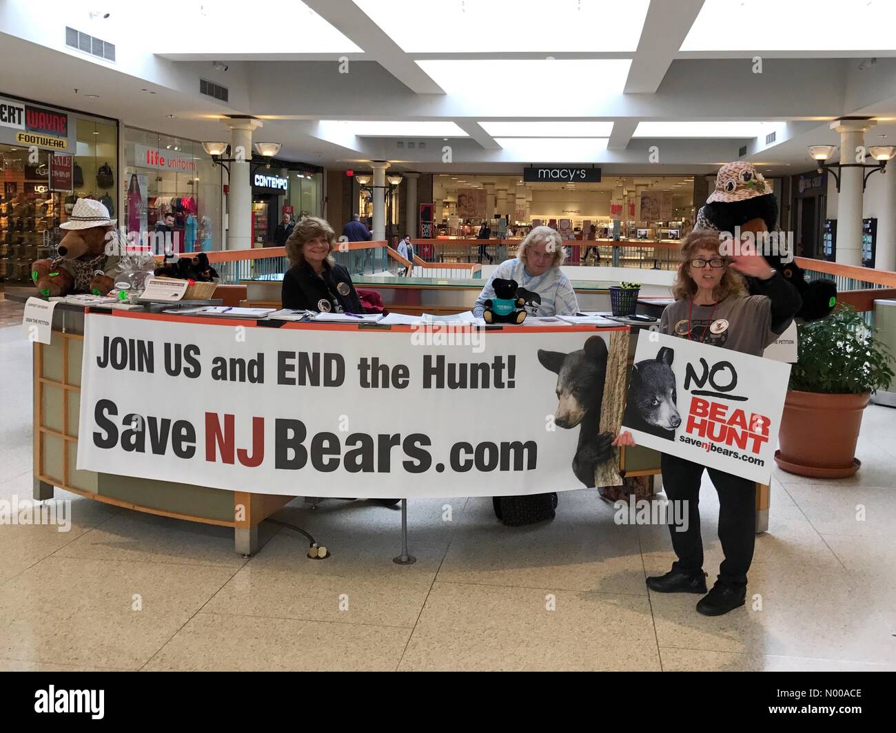 Woodbridge Center Dr, New Jersey, USA. 14th Jan, 2017. Protesters