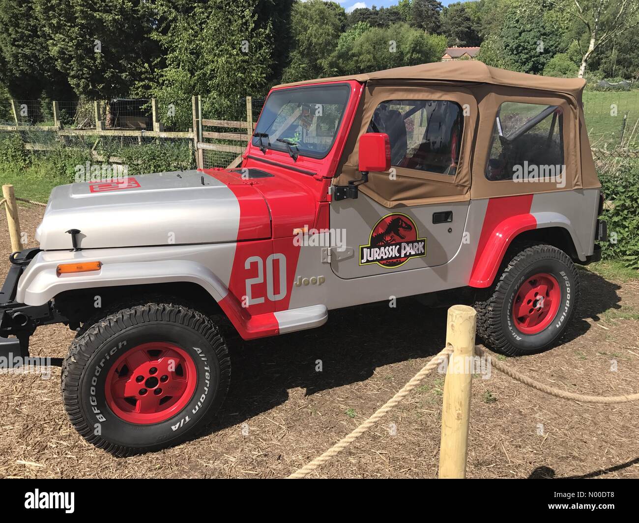 Jurassic park jeep hi-res stock photography and images - Alamy