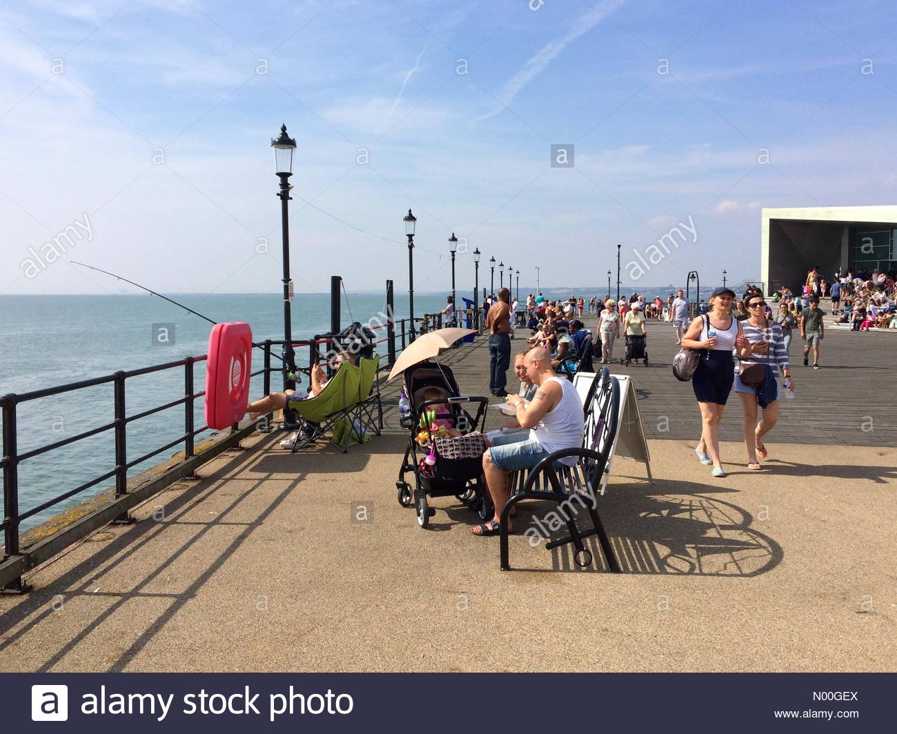 Uk Weather Southend On Sea Uk 28th Aug 2017 People Enjoy And Day On Southend Pier Uk Weather Southend On Sea Uk 28th Aug 2017 People Enjoy And Day On Southend Pier