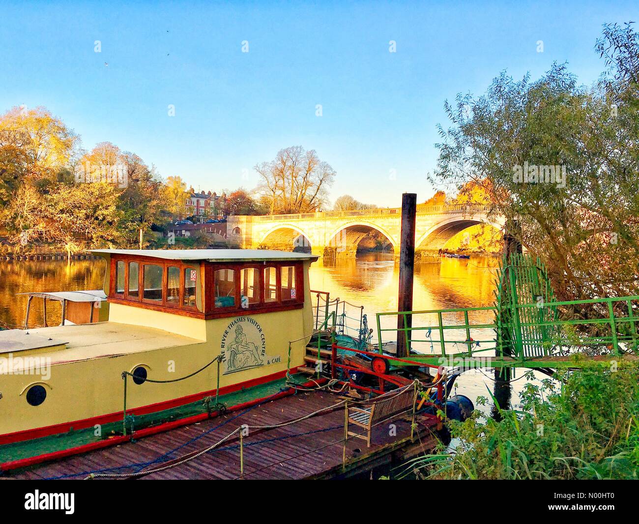 UK Weather 13 November 2017 A frosty morning of 1 degree C (33 F) at Richmond Upon Thames. Credit: Lisa Werner/Stockimo News/Alamy Stock Photo