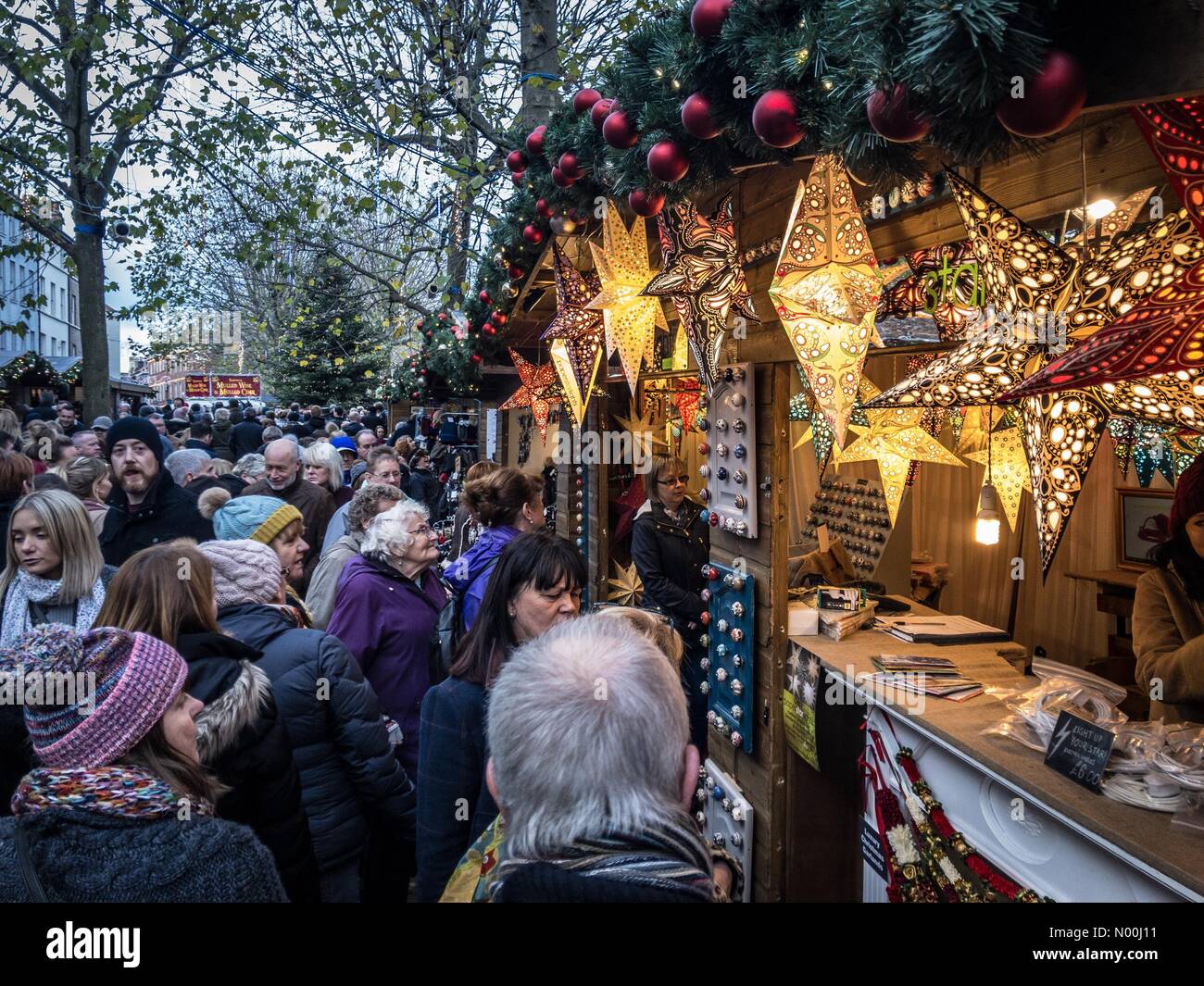 york-uk-25th-nov-2017-york-city-centre-packed-with-christmas