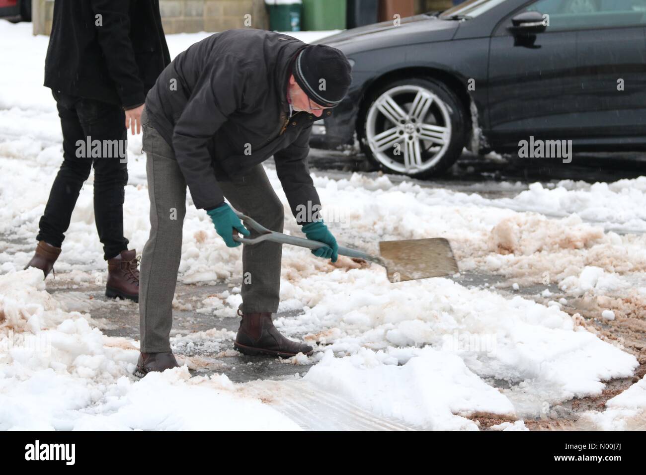 Didcot, UK. 10th Dec, 2017. UK Weather Man shovelling snow in road