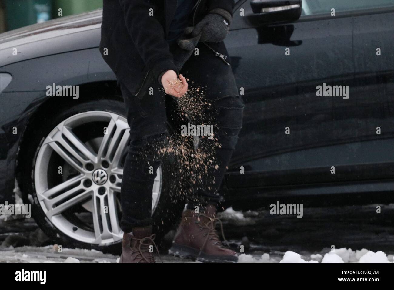 Didcot, UK. 10th Dec, 2017. UK Weather Man spreading salt and grit on