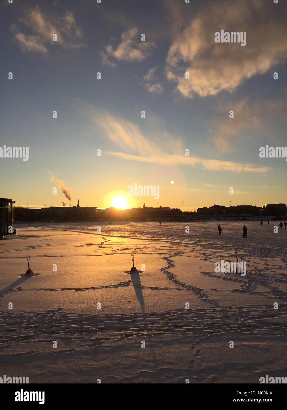 Eläintarhantie 1, Helsinki, Finland. 22nd Feb, 2018. Töölö Bay, Helsinki, Finland. 22nd Feb, 2018. People walking on ice as temperature drops to -8 C. Next week Finland is expecting even -30 C as cold air from Siberia is heading west. Credit: Heini Kettunen/StockimoNews/Alamy Live News Stock Photo