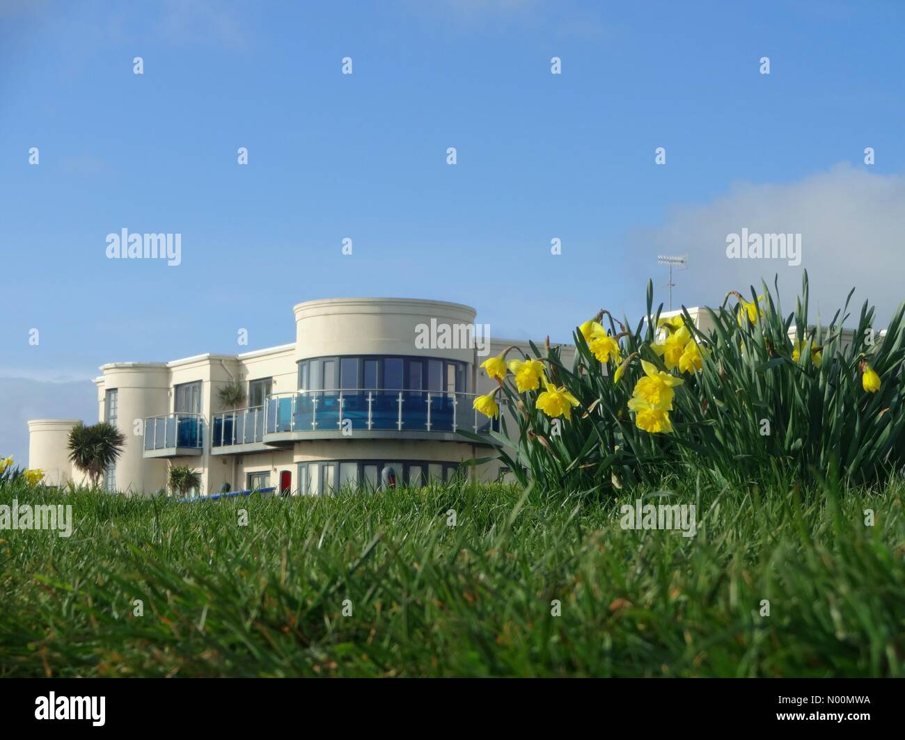 UK Weather, South Ferring West Sussex, 29th march 2018. Sunshine and