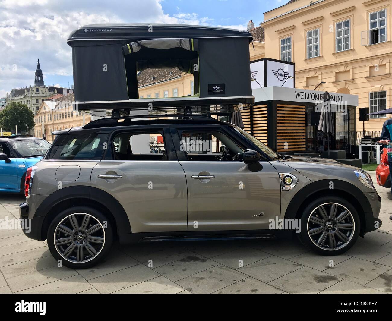 Vienna, Austria. 26th Jun, 2018. Mini SUV PHEV with rooftop tent - Vienna, Austria 26 June 2018 A Mini Cooper Countryman S E ALL4 plug-in hybrid with a camping pop up tent on the roof on display at MuseumsQuartier in Vienna. Credit: Lisa Werner/StockimoNews/Alamy Live News Stock Photo