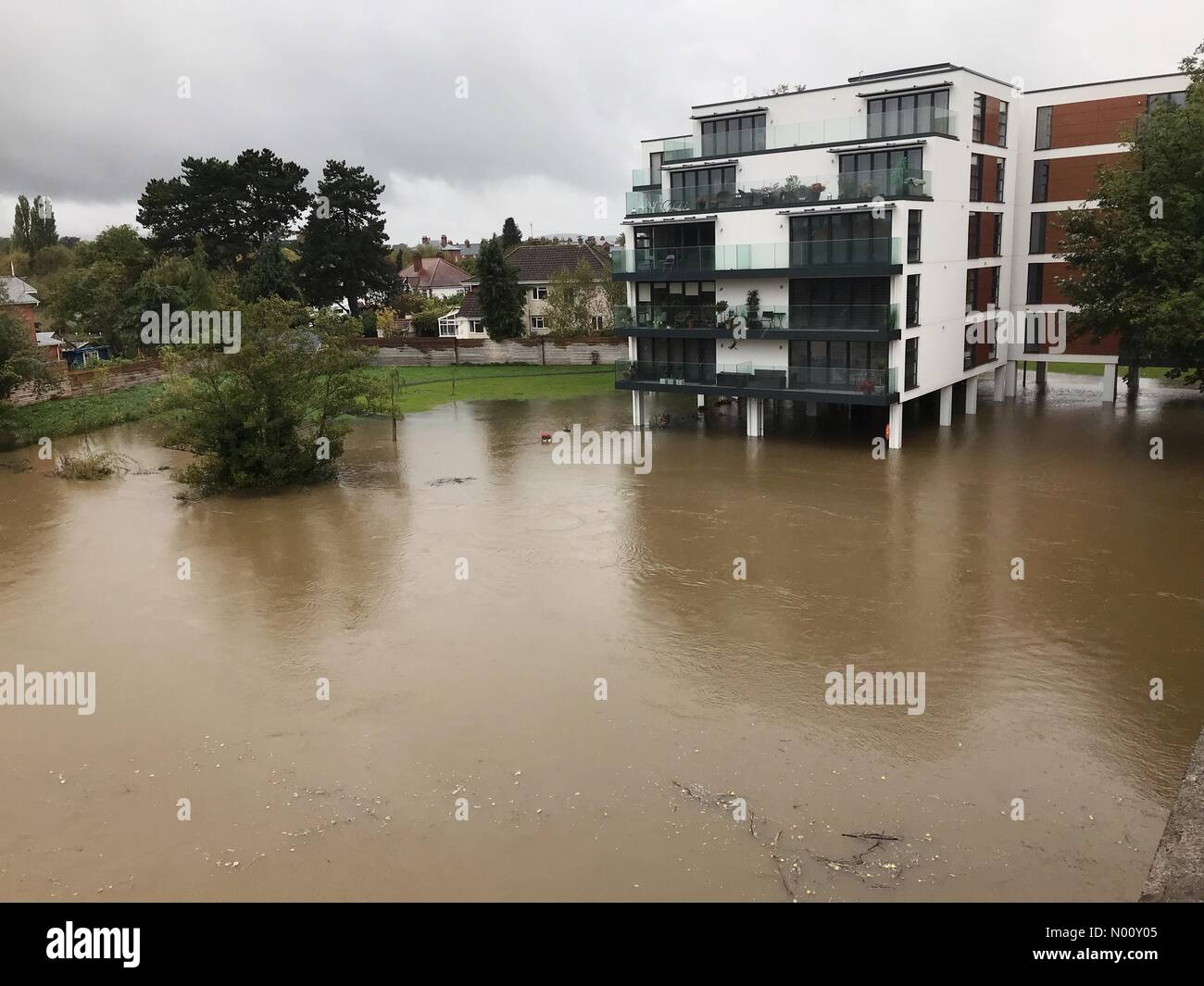 uk-weather-flooding-hereford-sunday-14th-october-2018-flooding-beside-the-extremely-high-river-wye-has-spilt-over-to-paths-and-these-new-flats-N00Y05.jpg