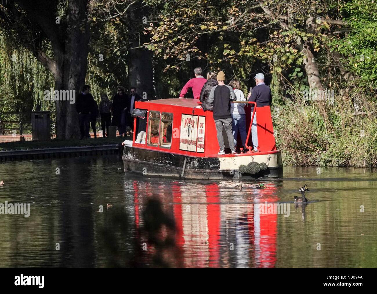 Guildford, UK. 21st Oct, 2018. UK Weather: Sunny in Guildford. Flower Walk, Guildford. 21st October 2018. Beautiful autumnal sunshine across the Home Counties today. People enjoying the weather along the River Wey in Guildford. Credit: jamesjagger/StockimoNews/Alamy Live News Stock Photo