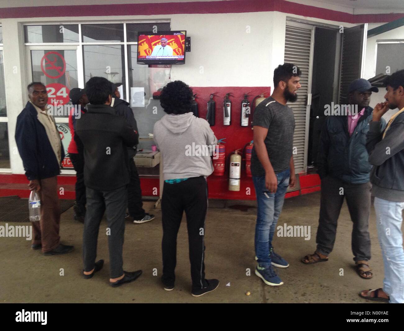 Drivers and petrol Station workers discuss political situation while former prime minister Ranila Wichremesinghe speaks live on TV Credit: Georg Berg/StockimoNews/Alamy Live News Stock Photo