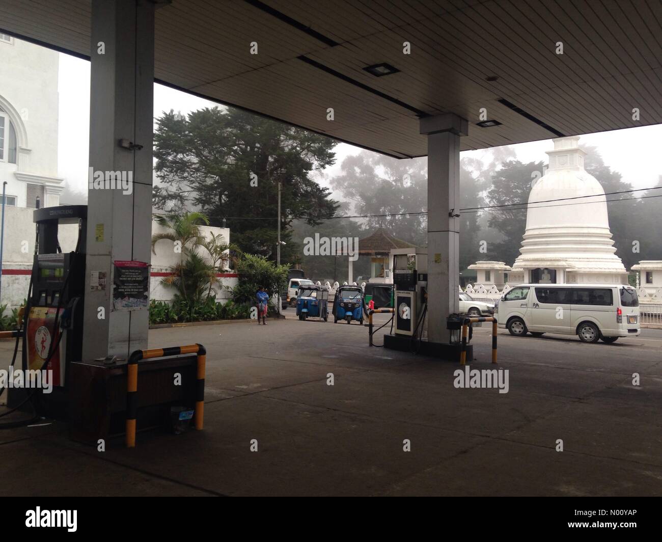 Nuwara Eliya, Sri Lanka, 29th October 2018, closed petrol station after political crisis. Ceylon Petrolium Corporation has finished delivery after oil Minister has been pushed IUZ of office Credit: Georg Berg/StockimoNews/Alamy Live News Stock Photo