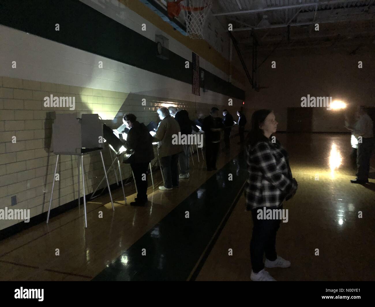 Ohio, USA, 06th November 2018. Voters in Ohio continue to cast electronic ballots during a power outage at the polls. Poll workers say the machines are on battery backup and will continue to process votes. Credit: Andrew Flynn/StockimoNews/Alamy Live News Stock Photo