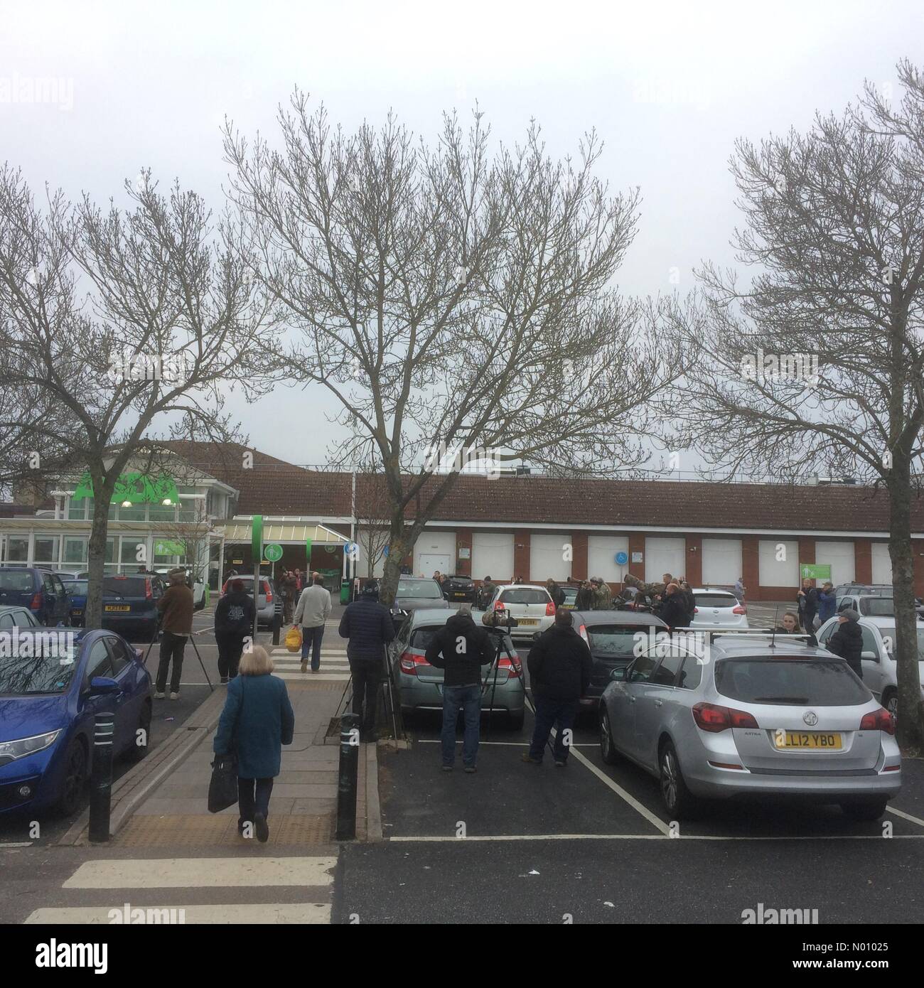 Totton, Southampton, UK. 5th January, 2019. Birdwatchers at Totton Asda car park, Southampton