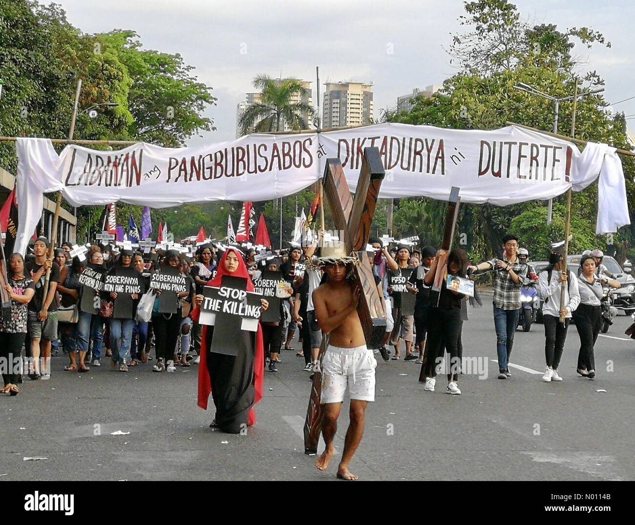 Manila, Philippines. 12th Apr 2019. Militant groups and victims of drug-related killings rallied on the streets of Manila carrying cross and ‘stop the killings' placard. Credit: Sherbien Dacalanio/StockimoNews/Alamy Live News Stock Photo