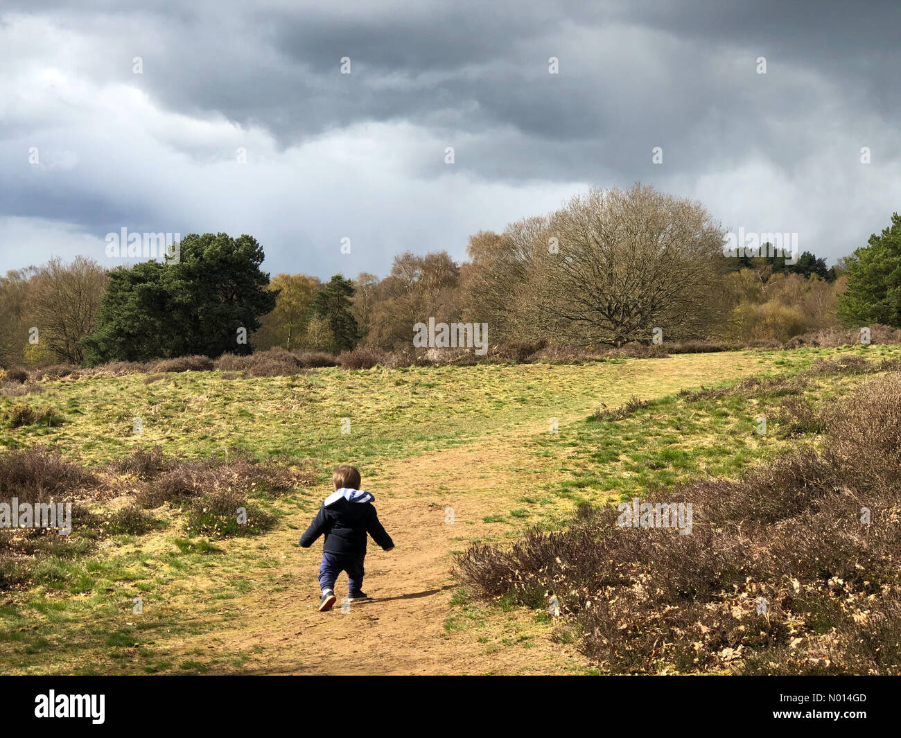 UK Weather: Cloudy in Godalming. Puttenham Common, Godalming. 06th April 2021. An unsettled afternoon for the Home Counties with wintry showers. Cloudy skies over Puttenham Common, Godalming, Surrey. Credit: jamesjagger/StockimoNews/Alamy Live News Stock Photo
