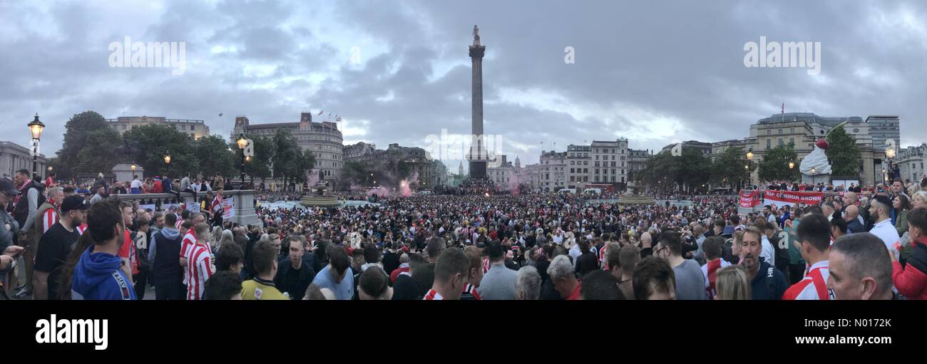 London, UK. 20th May, 2022. Sunderland fans take over Trafalgar Square ahead of their League One play off final at Wembley against Wycombe Wanderers. Credit: Paul Swinney / StockimoNews/Alamy Live News Stock Photo