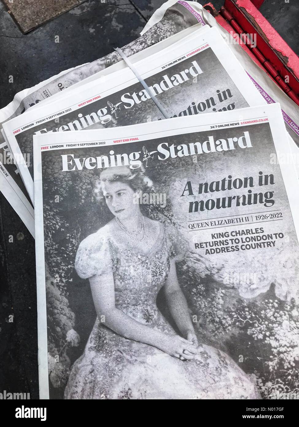Queen Elizabeth II newspaper London UK - London UK Friday 9th September 2022 - The Evening Standard newspaper headline a nation in mourning Stock Photo