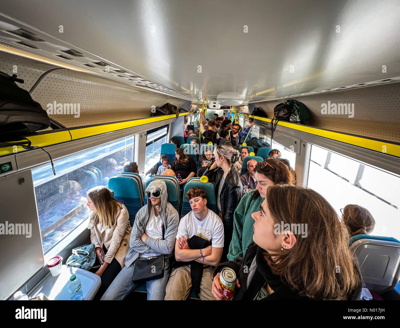 Brighton - London, UK. 9th Oct 2022. With engineering works taking place on a day following national rail strikes, Southern Rail services from Brighton to London are extremely busy with standing room only on the 9th October 2022. Credit: Julie Edwards/StockimoNews/Alamy Live News Stock Photo