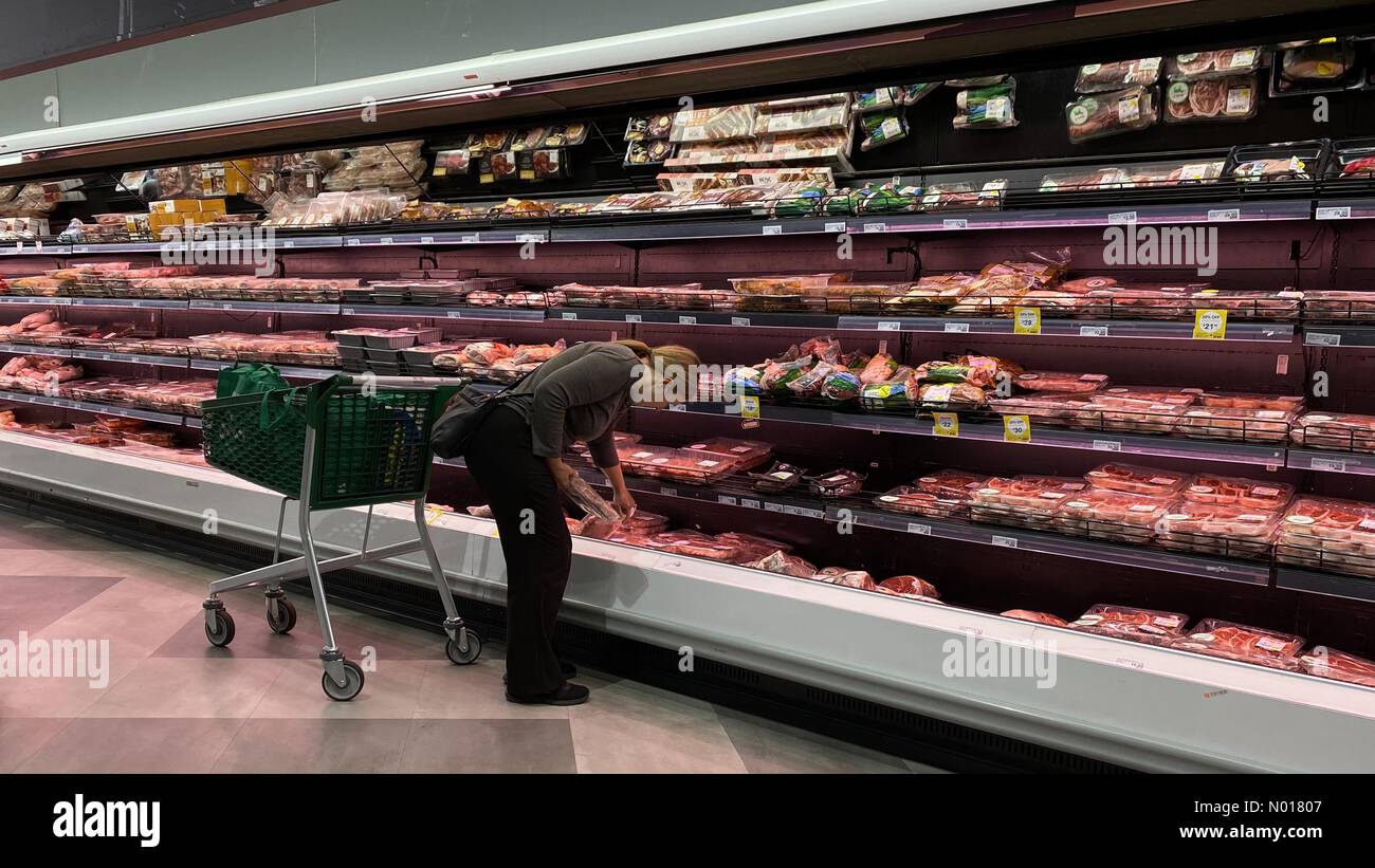 Supermarket shopper, Adelaide, Australia Credit: amer ghazzal/StockimoNews/Alamy Live News Stock Photo