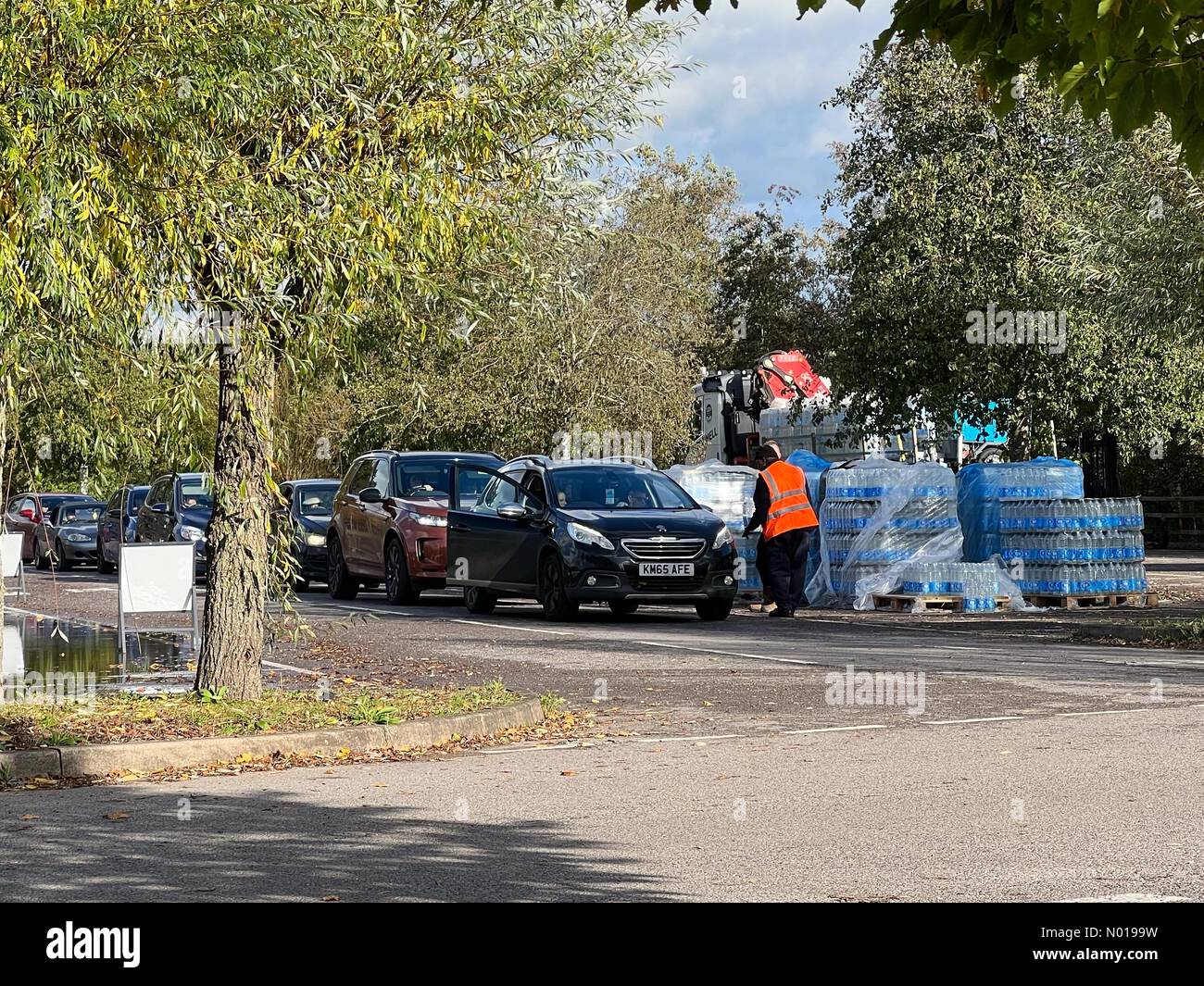 UK Weather: Water shortage in Surrey. Portsmouth Rd, Guildford. 05th Nov 2023. 40000 Surrey homes have been left without water following Storm Ciaran. Cars queuing for bottled water in Guildford. Credit: jamesjagger/StockimoNews/Alamy Live News Stock Photo