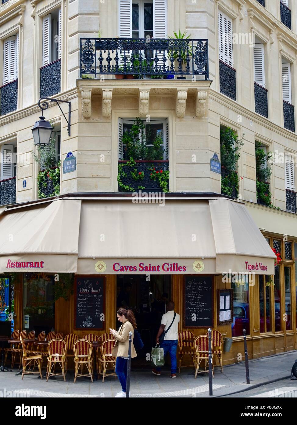Outside terrace and entrance, restaurant Cave Saint Gilles in the Marais, Paris, France Stock Photo
