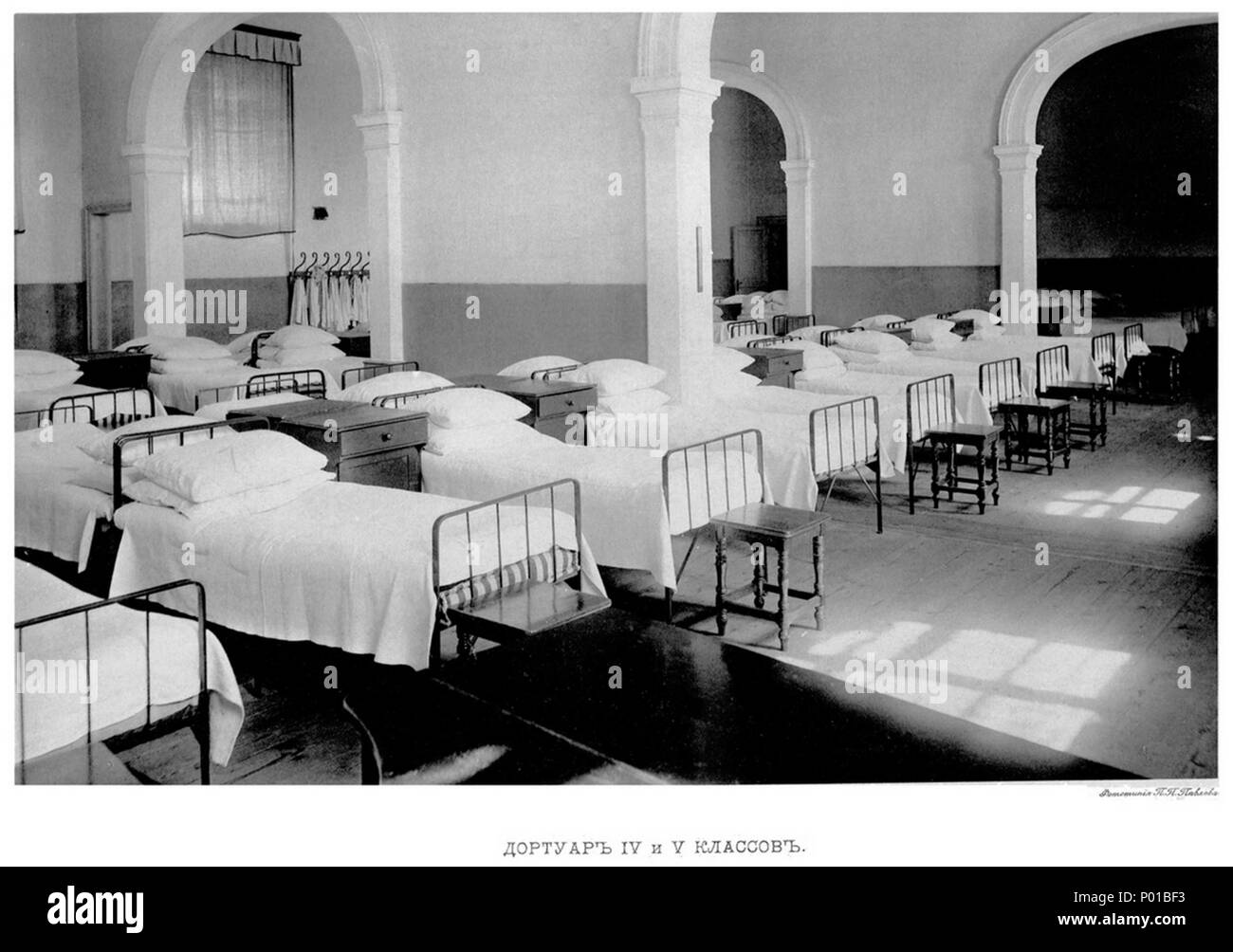 Казарма 19 века. Учебный центр. Учебная аудитория. Дормитории. Эстетика школьных классов с учениками.
