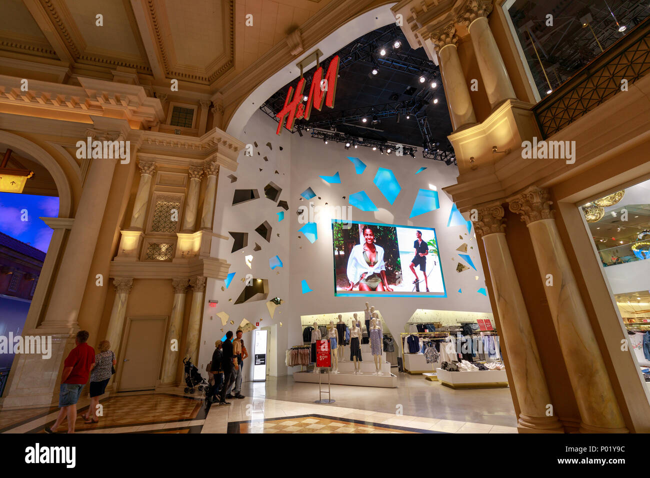 Las Vegas, Nevada - May 27, 2018 : H&M clothing store in Las Vegas Blvd,  Las Vegas, NV Stock Photo - Alamy