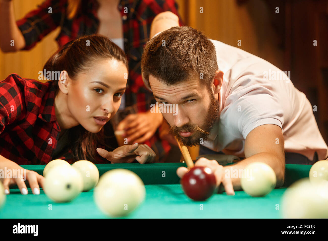 Фотосессия в бильярдной. Бильярд мужчина. Бильярд играть. Люди которые играют в бильярд. Бильярд.