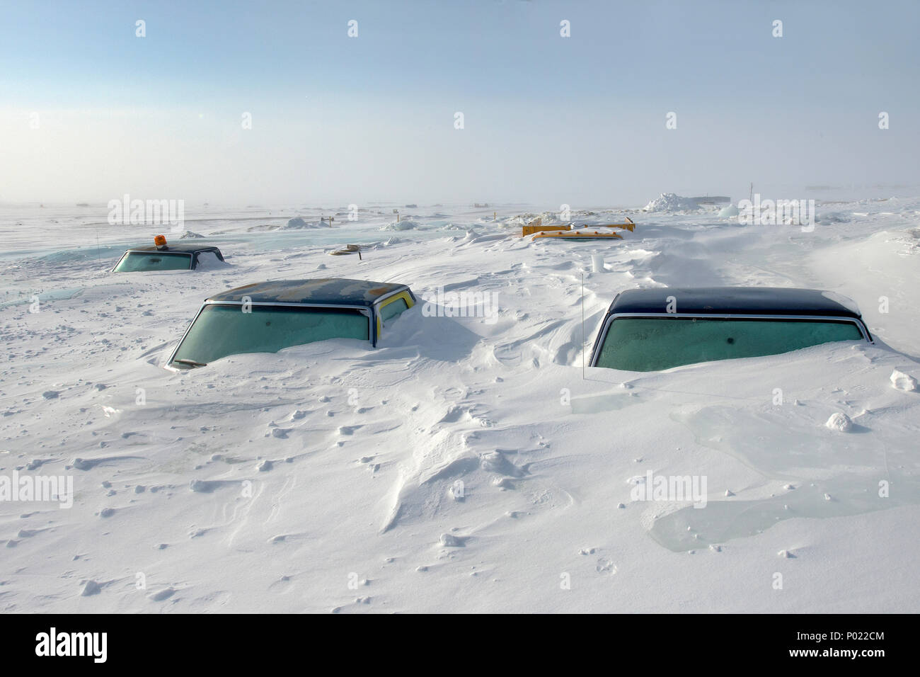 Eingeschneite Fahrzeuge bei Iqaluit im Nunavut Territorium, Kanada | Snow covered cars at Iqaluitat, Nunavut teritorry, Canada Stock Photo