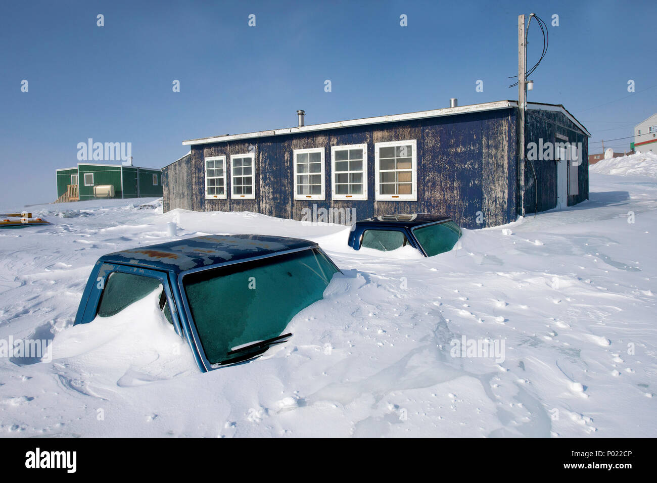 Eingeschneite Fahrzeuge bei Iqaluit im Nunavut Territorium, Kanada | Snow covered cars at Iqaluitat, Nunavut teritorry, Canada Stock Photo