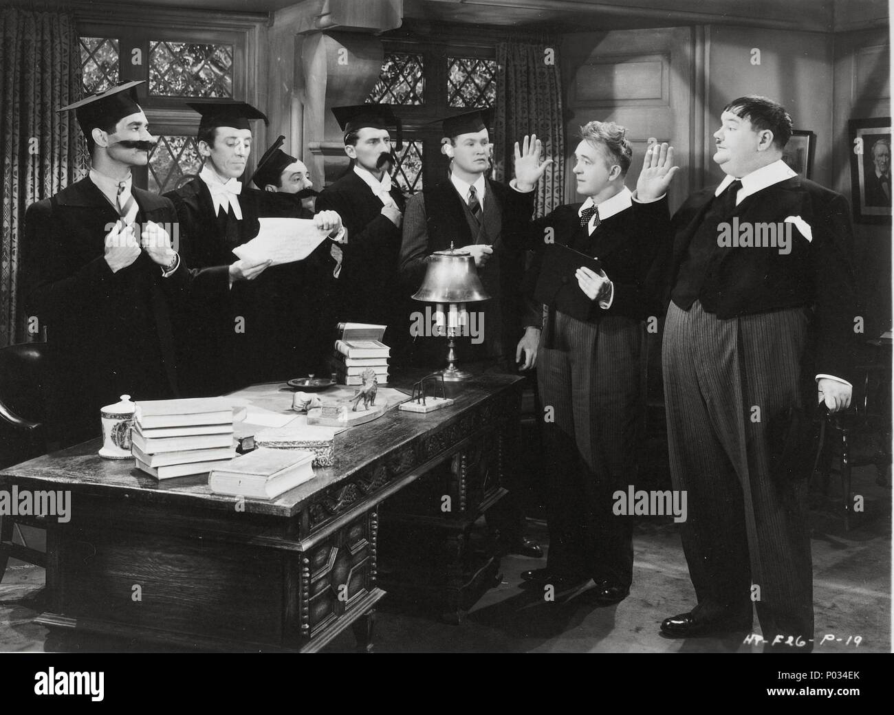 Original Film Title: A CHUMP AT OXFORD.  English Title: A CHUMP AT OXFORD.  Film Director: ALF GOULDING.  Year: 1940.  Stars: OLIVER HARDY; STAN LAUREL; PETER CUSHING. Credit: HAL ROACH/UNITED ARTISTS / Album Stock Photo