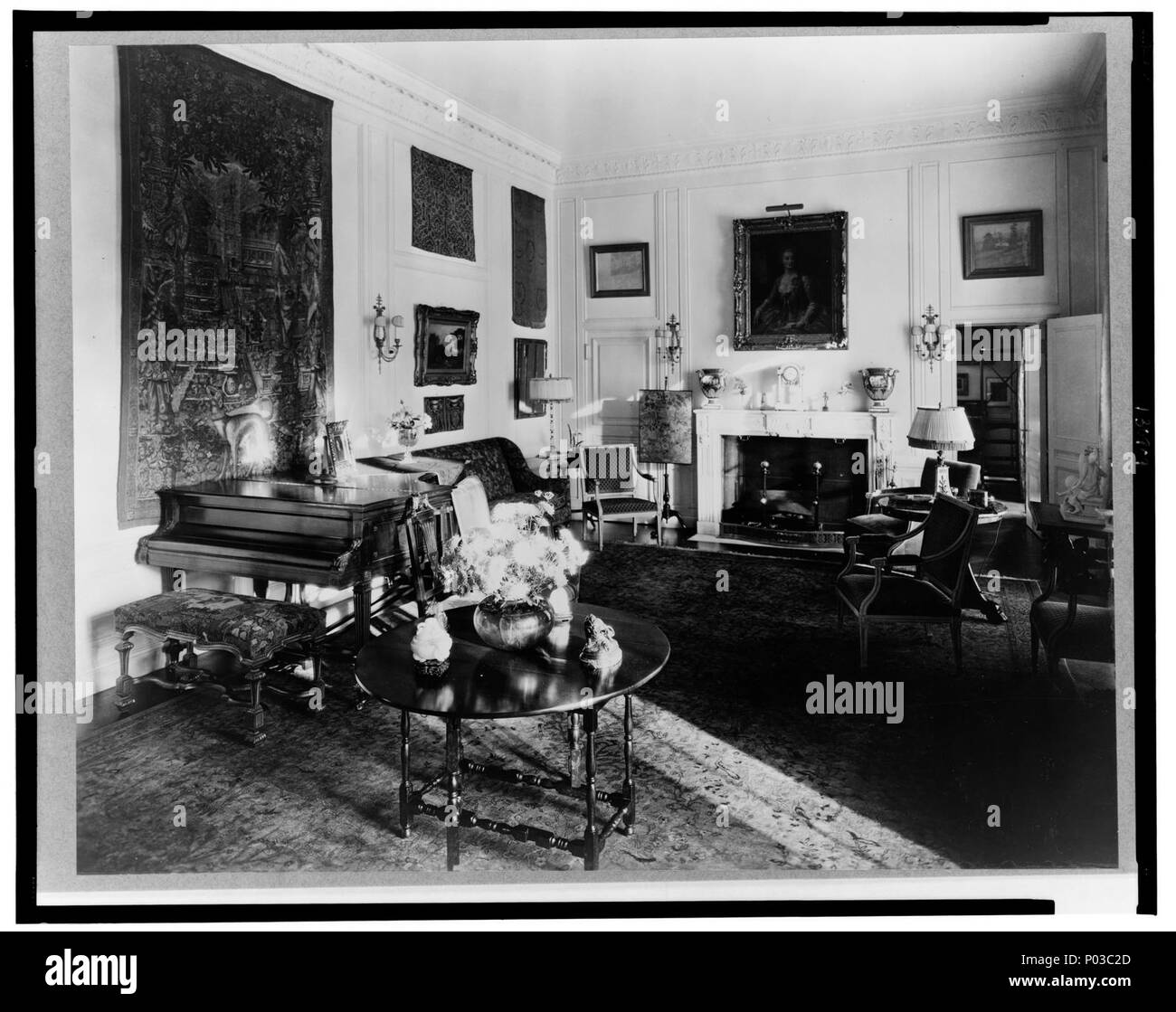 The Causeway, James Parmelee house, 3100 Macomb Street, Washington, D.C. Interior, living room) - photo by Frances Benjamin Johnston Stock Photo