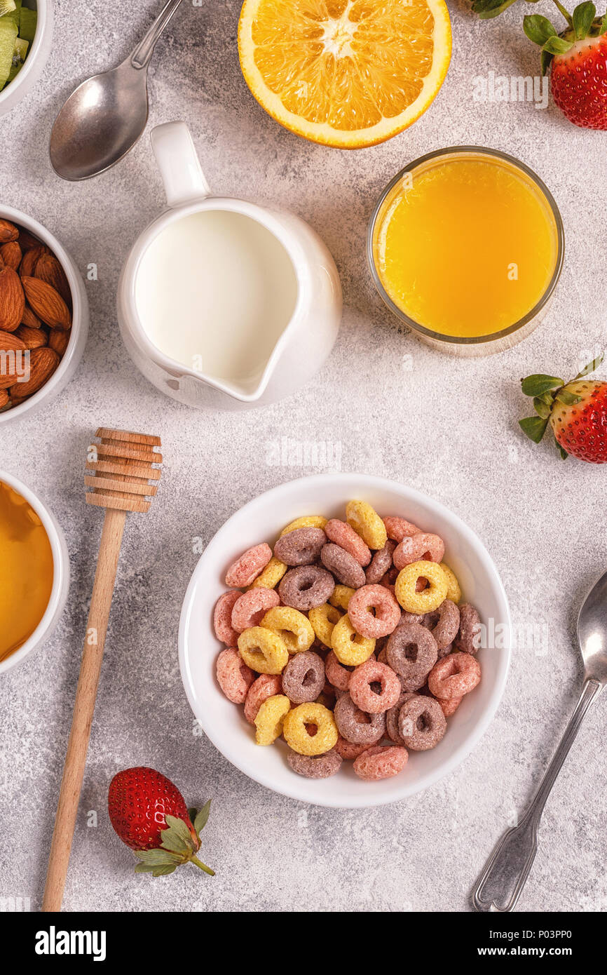 Цветные завтраки. Разноцветные Колечки на завтрак. Фото завтрак коробке кольца цветные.