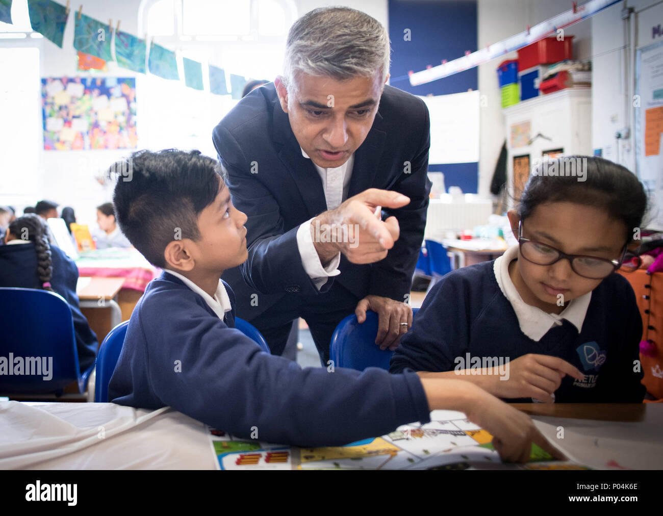 Mayor of London Sadiq Khan with schoolchildren at Netley Primary School in north London, where he announced that the ultra-low emission zone, being brought in for central London in April 2019, will be expanded to the North and South Circular roads from October 2021. Stock Photo