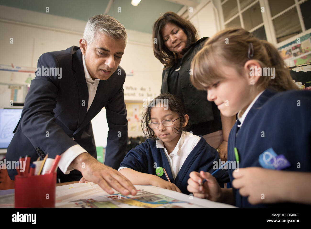 Mayor of London Sadiq Khan with schoolchildren at Netley Primary School in north London, where he announced that the ultra-low emission zone, being brought in for central London in April 2019, will be expanded to the North and South Circular roads from October 2021. Stock Photo