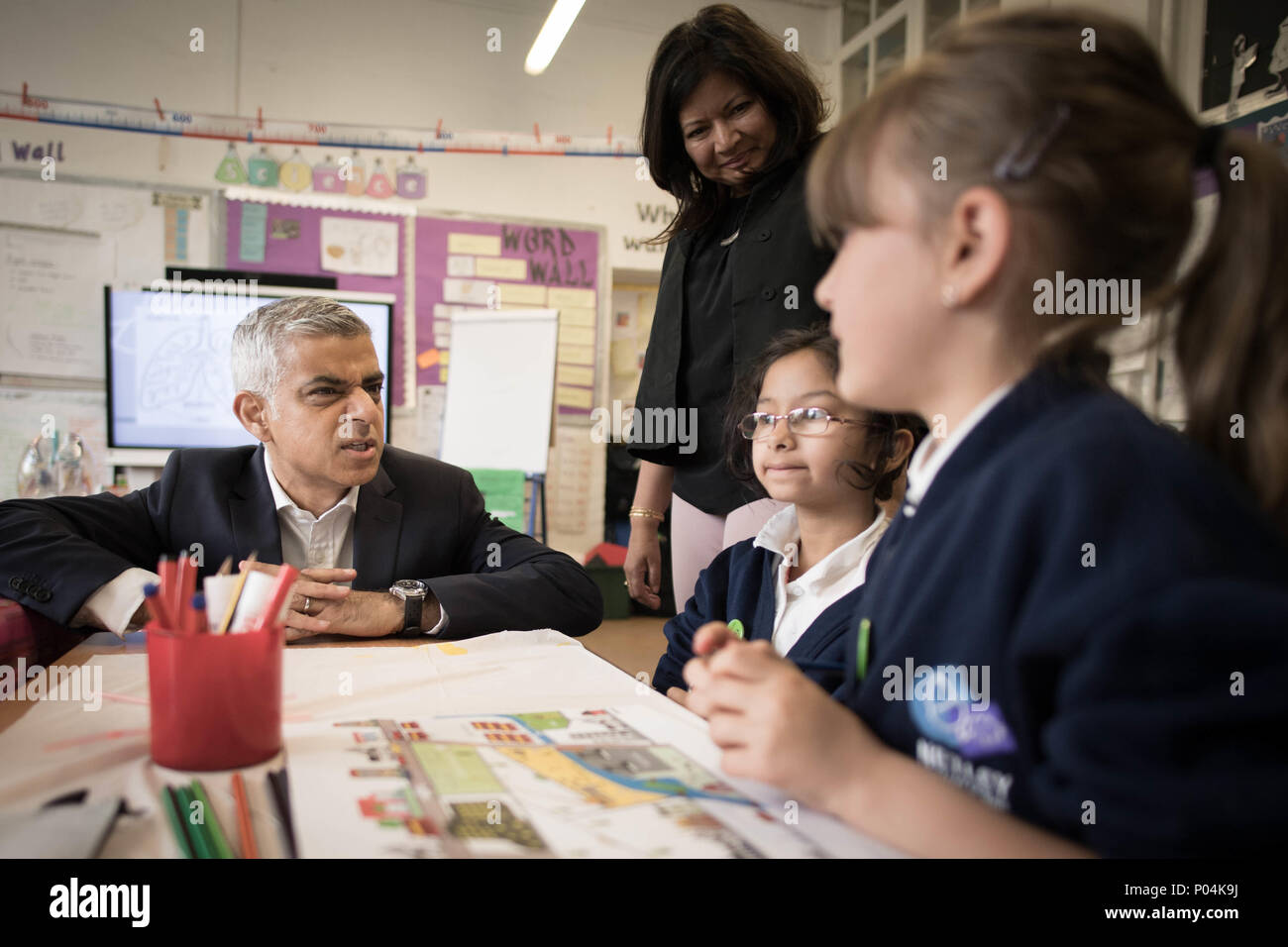 Mayor of London Sadiq Khan with schoolchildren at Netley Primary School in north London, where he announced that the ultra-low emission zone, being brought in for central London in April 2019, will be expanded to the North and South Circular roads from October 2021. Stock Photo